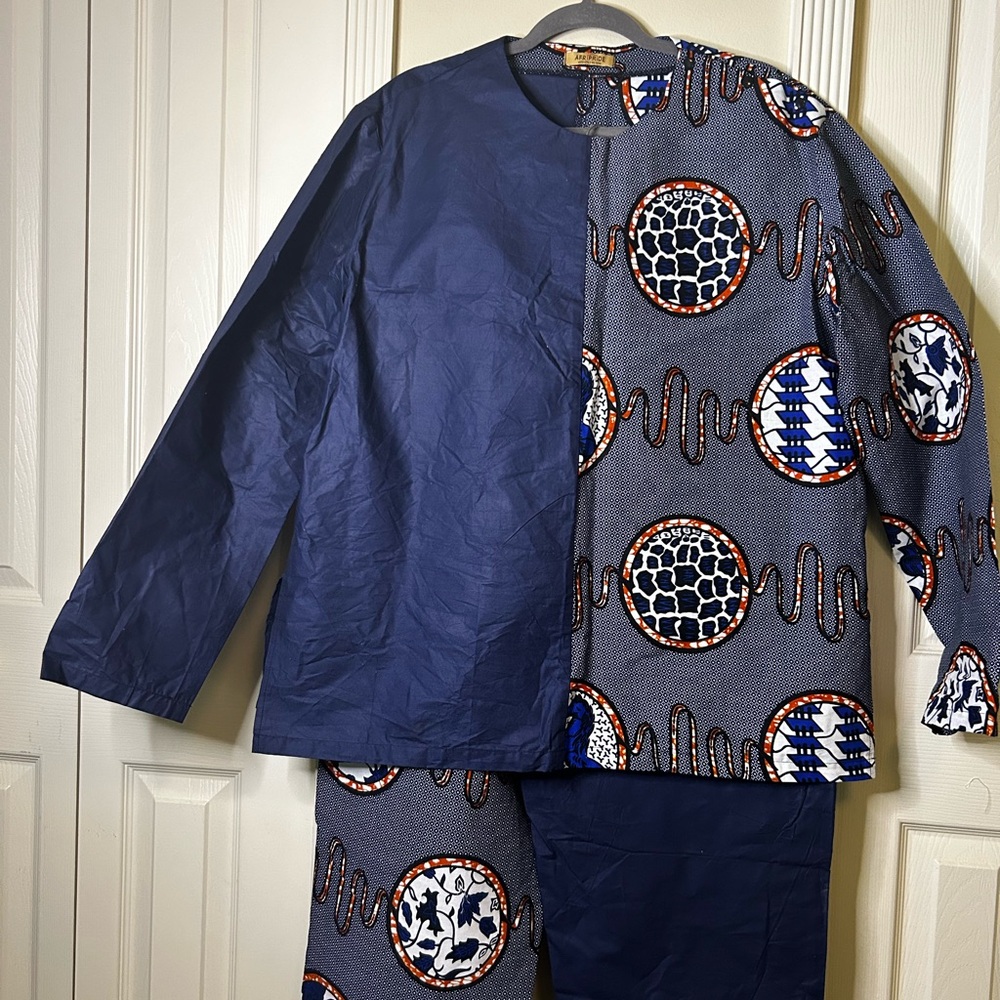2 piece custom made set. Print with navy. No size but I would say L-Xl